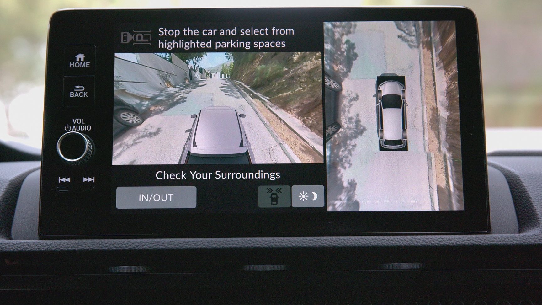 Nærbillede af Honda CR-V Plug-in Hybrid SUV Parking Pilot-skærm.